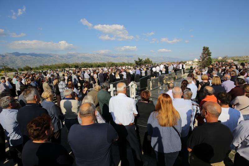 Mirko Miočić ispraćen na posljednji počinak na mjesnom groblju u Rtini Mirko Miočić ispraćen na posljednji počinak na mjesnom groblju u Rtini