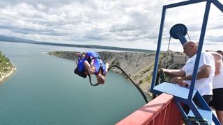 Otvorena sezona bungee jumpinga sa starog Masleničkog mosta. Photo: Hrvoje Jelavić/PIXSELL Otvorena sezona bungee jumpinga sa starog Masleničkog mosta. Photo: Hrvoje Jelavić/PIXSELL
