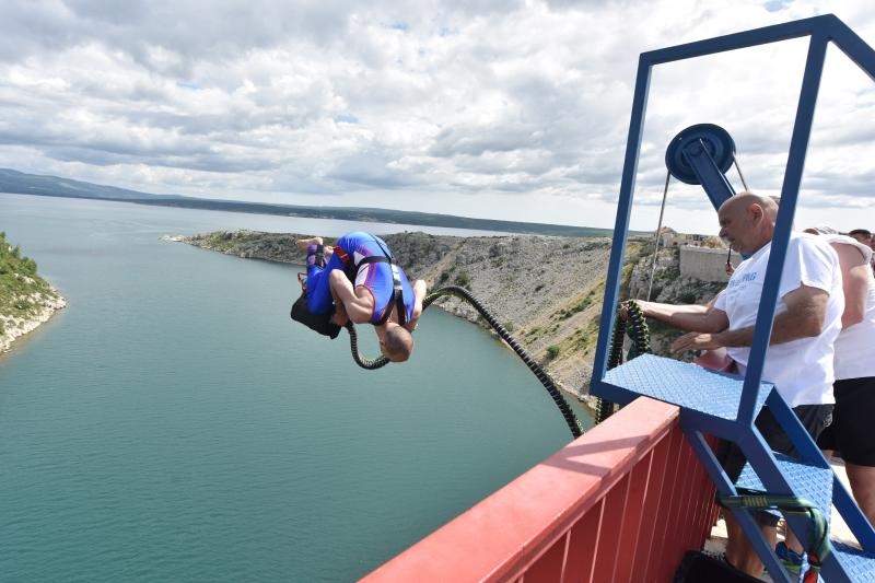 Otvorena sezona bungee jumpinga sa starog Masleničkog mosta. Photo: Hrvoje Jelavić/PIXSELL Otvorena sezona bungee jumpinga sa starog Masleničkog mosta. Photo: Hrvoje Jelavić/PIXSELL