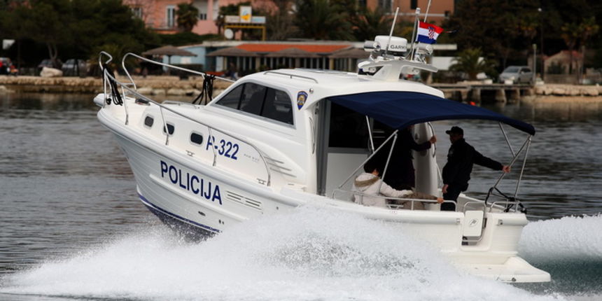 Zadar, 18032011.
Danas su djelatnici PU Zadar na Istarskoj obali predstavili novo plovilo. Radi se o brodu tipa C proizvodnje Piculjanj, tip Rab 830 Patrol duzina 8,3 metra.
Na slici: Piculjan 830.
Foto: Vladimir Ivanov / CROPIX Zadar, 18032011.
Danas su djelatnici PU Zadar na Istarskoj obali predstavili novo plovilo. Radi se o brodu tipa C proizvodnje Piculjanj, tip Rab 830 Patrol duzina 8,3 metra.
Na slici: Piculjan 830.
Foto: Vladimir Ivanov / CROPIX