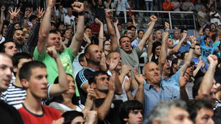 Zadar, 010610.
Dvorana Kresimir Cosic u Zadru. Druga finalna utakmica kosarkaskog prvenstva Hrvatske odigrana izmedju KK Zadar i KK Cibona.
Na slici: navijaci Zadra
Foto: Andrija Lucic / CROPIX Zadar, 010610.
Dvorana Kresimir Cosic u Zadru. Druga finalna utakmica kosarkaskog prvenstva Hrvatske odigrana izmedju KK Zadar i KK Cibona.
Na slici: navijaci Zadra
Foto: Andrija Lucic / CROPIX