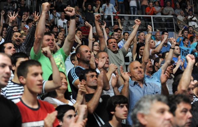 Zadar, 010610.
Dvorana Kresimir Cosic u Zadru. Druga finalna utakmica kosarkaskog prvenstva Hrvatske odigrana izmedju KK Zadar i KK Cibona.
Na slici: navijaci Zadra
Foto: Andrija Lucic / CROPIX Zadar, 010610.
Dvorana Kresimir Cosic u Zadru. Druga finalna utakmica kosarkaskog prvenstva Hrvatske odigrana izmedju KK Zadar i KK Cibona.
Na slici: navijaci Zadra
Foto: Andrija Lucic / CROPIX