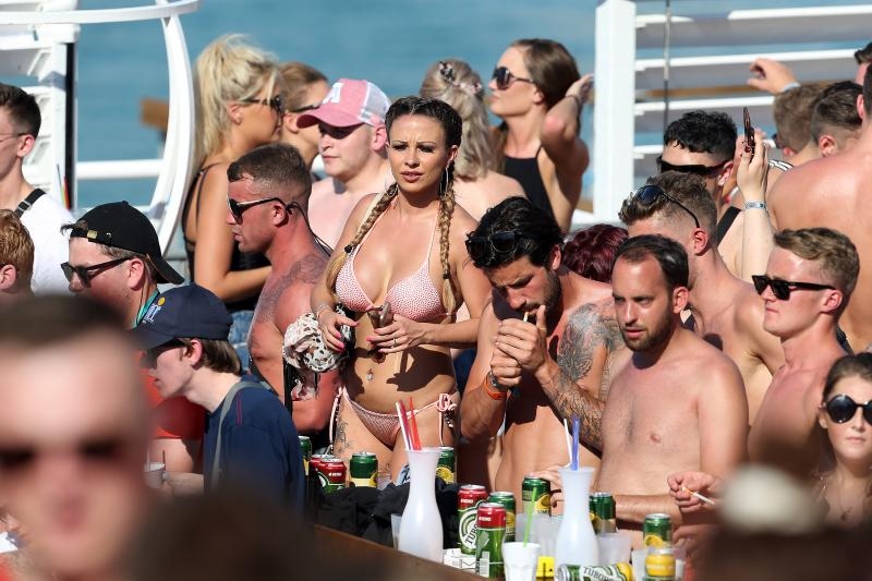 Zrće: Prvi dan Hideout festivala privukao nekoliko tisuća turista, Photo: Dalibor Urukalovic/PIXSELL Zrće: Prvi dan Hideout festivala privukao nekoliko tisuća turista, Photo: Dalibor Urukalovic/PIXSELL