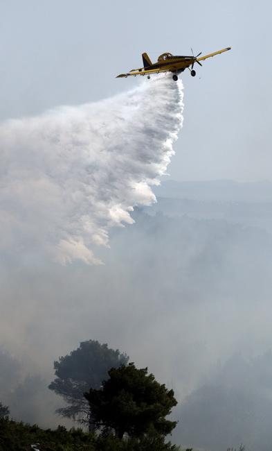 Zadar, 050510.
U popodnevnim satima juzno od zadarskog predjela Dracevac izbio je pozar koji su osim vatrogasaca na zemlji gasili i kanader i airtractor.
Foto : Vladimir Ivanov / CROPIX Zadar, 050510.
U popodnevnim satima juzno od zadarskog predjela Dracevac izbio je pozar koji su osim vatrogasaca na zemlji gasili i kanader i airtractor.
Foto : Vladimir Ivanov / CROPIX