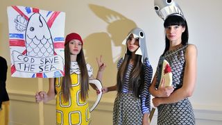 Zagreb, 231111.
Rodnik bend designer koji ce svoje kreacije pokazati na sutrasnjem Fashion weeku izveo je protesni performans u Umjetnickom paviljonu i Zrinjevcu. Manekenke u Rodnikovim modelima  nakratko su prekinule ambijentalni izlozbeni projekt Ante R