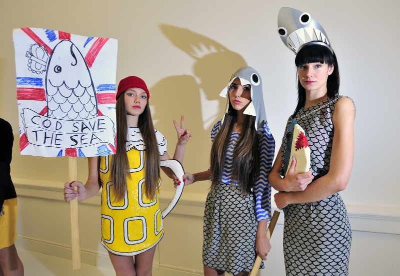 Zagreb, 231111.
Rodnik bend designer koji ce svoje kreacije pokazati na sutrasnjem Fashion weeku izveo je protesni performans u Umjetnickom paviljonu i Zrinjevcu. Manekenke u Rodnikovim modelima  nakratko su prekinule ambijentalni izlozbeni projekt Ante R