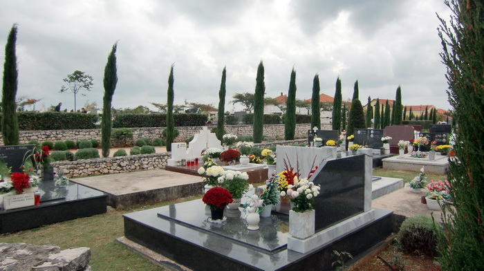 Usprkos jakom jugu gradsko groblje u Zadru danas je zasjalo toplim bojama cvijeca i svijeca kojima su gradjani ukrasili posljednja pocivalista svojih najdrazih, Foto: Mladen Malik Usprkos jakom jugu gradsko groblje u Zadru danas je zasjalo toplim bojama cvijeca i svijeca kojima su gradjani ukrasili posljednja pocivalista svojih najdrazih, Foto: Mladen Malik