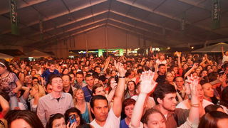 Jelena Rozga oduševila je brojnu publiku drugog dana Jarun Piknik Festivala. Nirvana kao i stari Jelenini hitovi rasplesali su tisuće posjetitelja na Otoku hrvatske mladeži