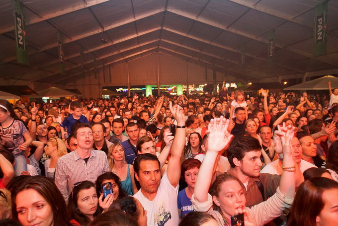 Jelena Rozga oduševila je brojnu publiku drugog dana Jarun Piknik Festivala. Nirvana kao i stari Jelenini hitovi rasplesali su tisuće posjetitelja na Otoku hrvatske mladeži