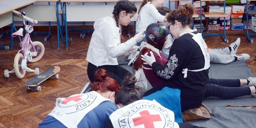 Crveni križ, prva pomoć Crveni križ, prva pomoć