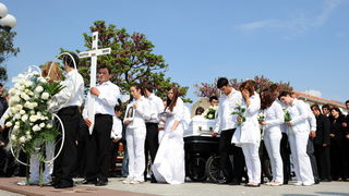 Povljana, 270410.
Vise tisuca Pazana i zitelja Zadarske i Licko – senjske zupanije okupilo se u Povljani na posljednjem ispracaju Martini Skodi (19), Anti Pogorilicu (21) i Marinu Orlicu (24) koji su tragicno izgubili zivot u prometnoj nesreci u nedjelju Povljana, 270410.
Vise tisuca Pazana i zitelja Zadarske i Licko – senjske zupanije okupilo se u Povljani na posljednjem ispracaju Martini Skodi (19), Anti Pogorilicu (21) i Marinu Orlicu (24) koji su tragicno izgubili zivot u prometnoj nesreci u nedjelju