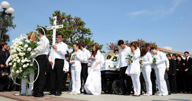 Povljana, 270410.
Vise tisuca Pazana i zitelja Zadarske i Licko – senjske zupanije okupilo se u Povljani na posljednjem ispracaju Martini Skodi (19), Anti Pogorilicu (21) i Marinu Orlicu (24) koji su tragicno izgubili zivot u prometnoj nesreci u nedjelju Povljana, 270410.
Vise tisuca Pazana i zitelja Zadarske i Licko – senjske zupanije okupilo se u Povljani na posljednjem ispracaju Martini Skodi (19), Anti Pogorilicu (21) i Marinu Orlicu (24) koji su tragicno izgubili zivot u prometnoj nesreci u nedjelju