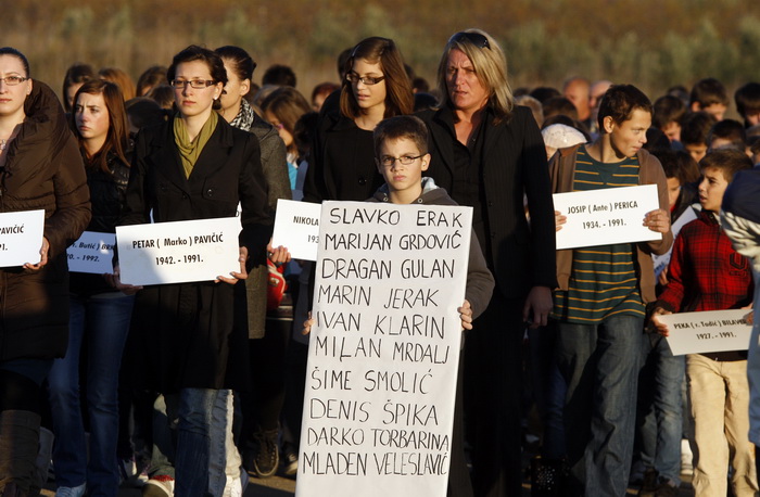 Skabrnja, 181111.
20. obljetnica stradanja Skabrnje. U Skabrnji je uz govore na trgu ispred crkve odrzano i polaganje vijenaca na groblju.
Foto: Jure Miskovic / CROPIX Skabrnja, 181111.
20. obljetnica stradanja Skabrnje. U Skabrnji je uz govore na trgu ispred crkve odrzano i polaganje vijenaca na groblju.
Foto: Jure Miskovic / CROPIX