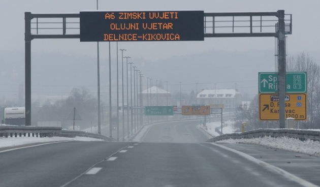 Karlovac, A1, 260313. 
Nakon sto je zbog orkanske bure dio autoceste Sv. Rok – Maslenica bio zatvoren za sav promet , nakon normalizacije vremenskih uvjeta u jutarnjim satima HAK je otvorio A1 kroz tunel sv.Rok te je promet uspostavljen u cjelosti.
Foto: