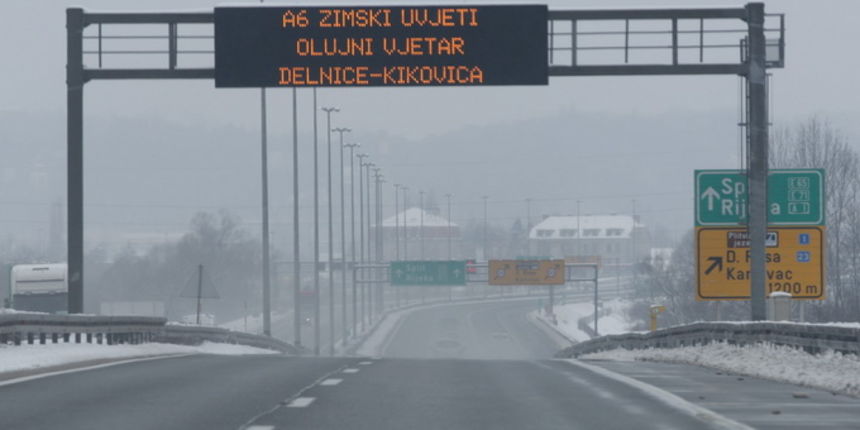 Karlovac, A1, 260313. 
Nakon sto je zbog orkanske bure dio autoceste Sv. Rok – Maslenica bio zatvoren za sav promet , nakon normalizacije vremenskih uvjeta u jutarnjim satima HAK je otvorio A1 kroz tunel sv.Rok te je promet uspostavljen u cjelosti.
Foto: