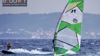 Guštanje surfera u jakom jugu Guštanje surfera u jakom jugu