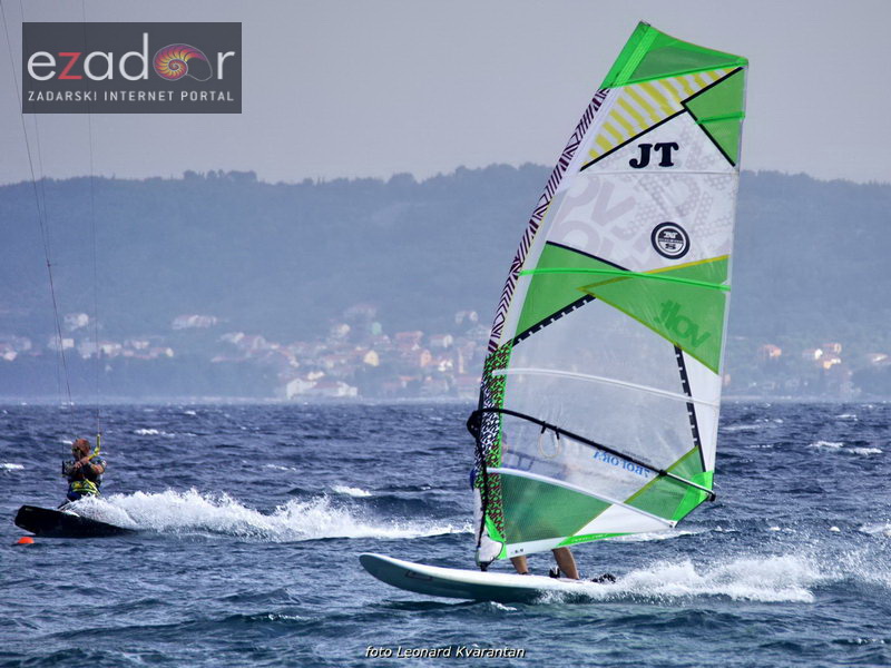 Guštanje surfera u jakom jugu Guštanje surfera u jakom jugu