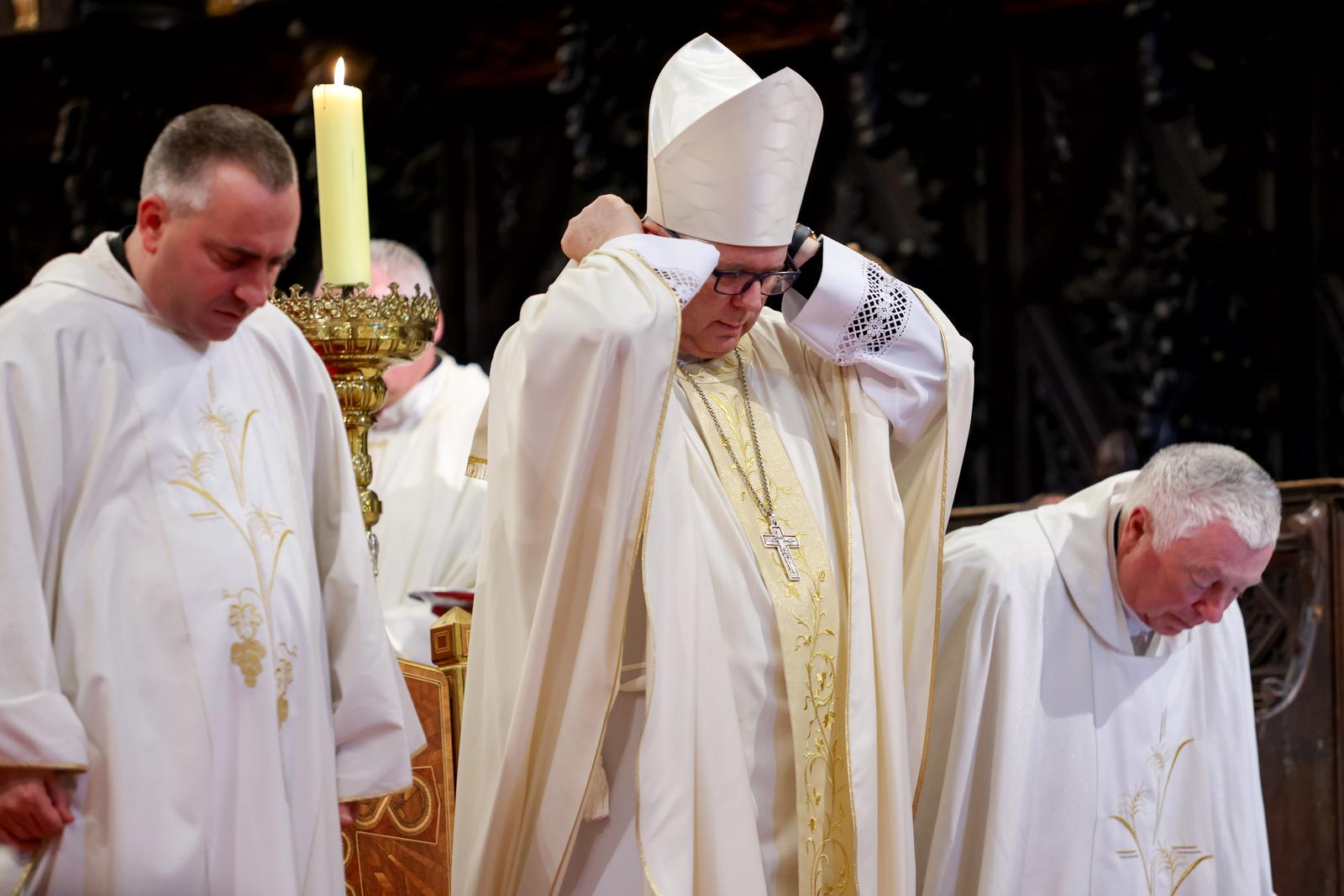 Nadbiskup Milan Zgrablić predvodio misu zadušnicu za Papu Franju Nadbiskup Milan Zgrablić predvodio misu zadušnicu za Papu Franju