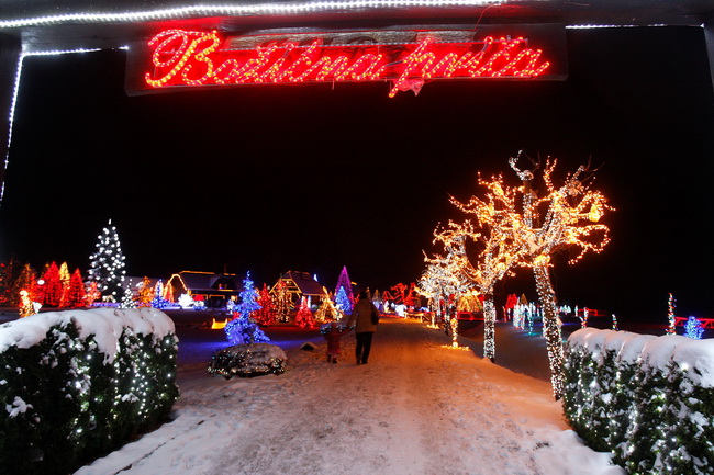 Cazma, 161209.
Grabovnica pokraj Cazme – Bozicna prica obitelji Salaj.
Zlatko Salaj ukrasio je i ove godine cijelo imanje s oko 1 milijun lampica. 
Za posjetitelje ce imanje biti otvoreno od subote 19.12. – 06. sijecnja od 17 h -21h.
Foto: Goran Mehkek /