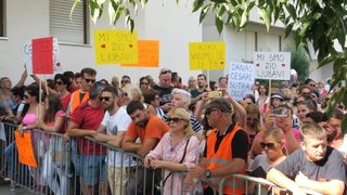 Građani prosvjedom pokušavaju spriječiti ovrhu nad sedmogodišnjim Cesareom Građani prosvjedom pokušavaju spriječiti ovrhu nad sedmogodišnjim Cesareom