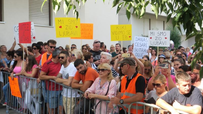 Građani prosvjedom pokušavaju spriječiti ovrhu nad sedmogodišnjim Cesareom Građani prosvjedom pokušavaju spriječiti ovrhu nad sedmogodišnjim Cesareom