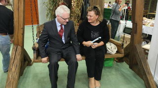 Zadar, 151010.
Predsjednik hrvatske Ivo Josipovic u sklopu posjeta Zadru obisao je i Eko etno sajam koji se ovog tjedna dogadja u dvorani na Visnjiku. Predsjednikje obisao sve izlagace (vise od 300) sa svakim se rukavao i skoro sa svakim slikao.
Na fotogr Zadar, 151010.
Predsjednik hrvatske Ivo Josipovic u sklopu posjeta Zadru obisao je i Eko etno sajam koji se ovog tjedna dogadja u dvorani na Visnjiku. Predsjednikje obisao sve izlagace (vise od 300) sa svakim se rukavao i skoro sa svakim slikao.
Na fotogr