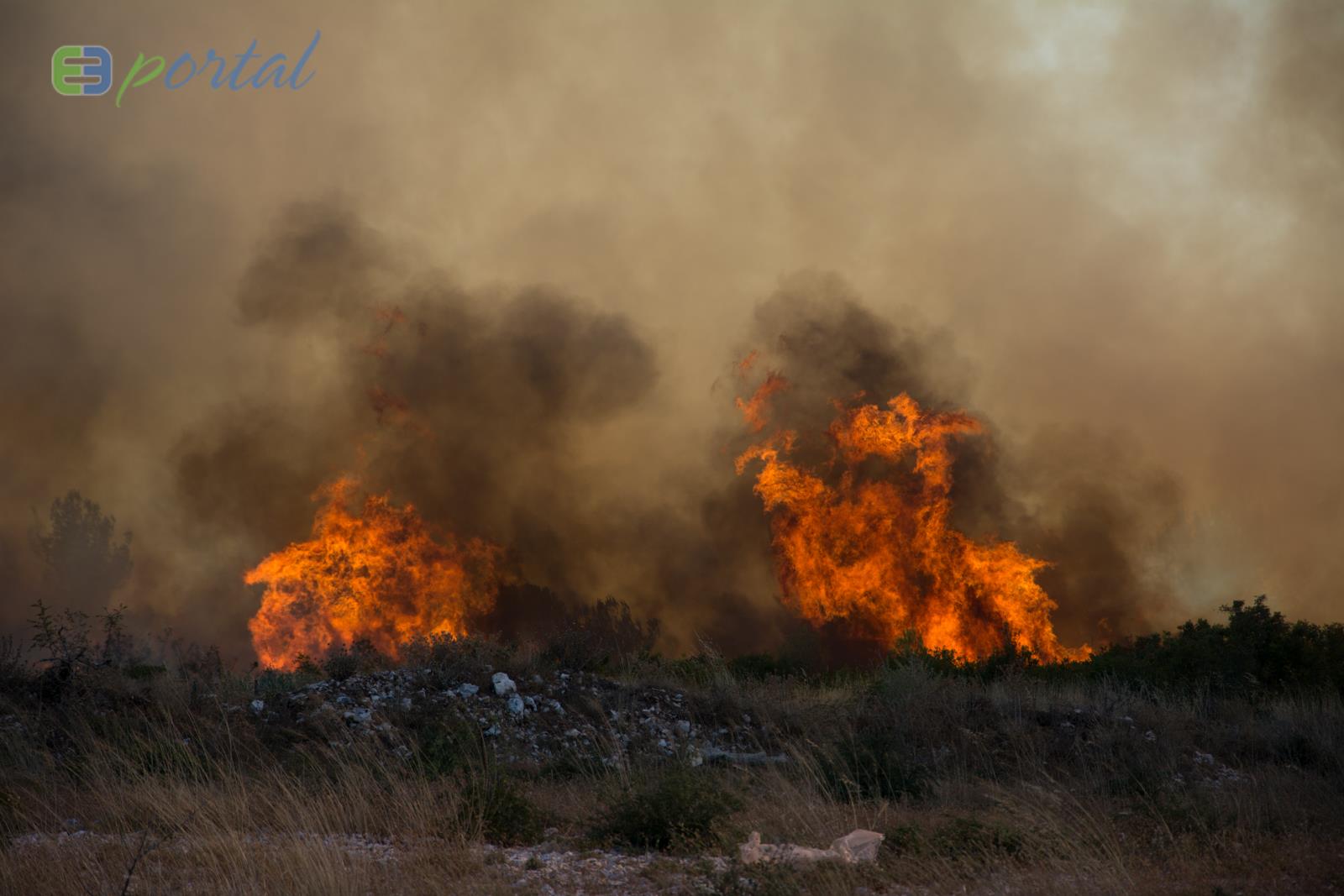 Zemaljske i zračne vatrogasne snage gase veliki šumski požar kod Crvene luke. Foto: Franjo Jurić/eBiograd Zemaljske i zračne vatrogasne snage gase veliki šumski požar kod Crvene luke. Foto: Franjo Jurić/eBiograd