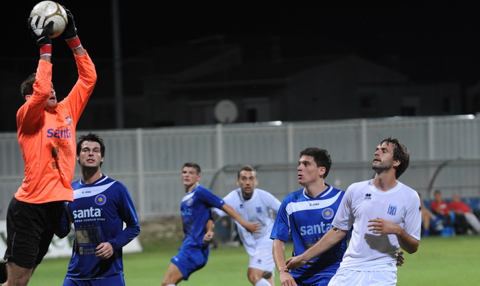 Zadar, 210911. 
Stadion Stanovi.
Nogometna utakmica Kupa Hrvatske, Zadar – Karlovac.
Na fotografiji: golman Tomo Gluic.
Foto: Andrija Lucic / CROPIX