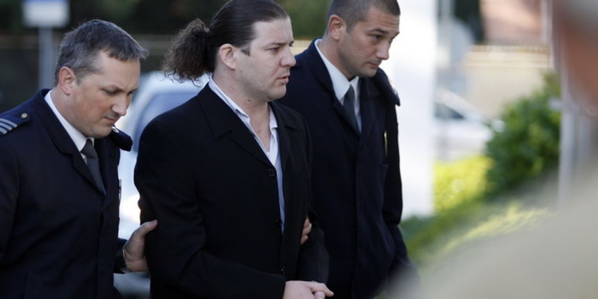 Zadar, 221010.
Zlatko Lisica doveden je iz zadarskog pritvora na Zupanijski sud gdje mu pocinje sudjenja zbog iznude. Sudjenje je zatvoreno za javnost.
Foto: Jure Miskovic / CROPIX Zadar, 221010.
Zlatko Lisica doveden je iz zadarskog pritvora na Zupanijski sud gdje mu pocinje sudjenja zbog iznude. Sudjenje je zatvoreno za javnost.
Foto: Jure Miskovic / CROPIX