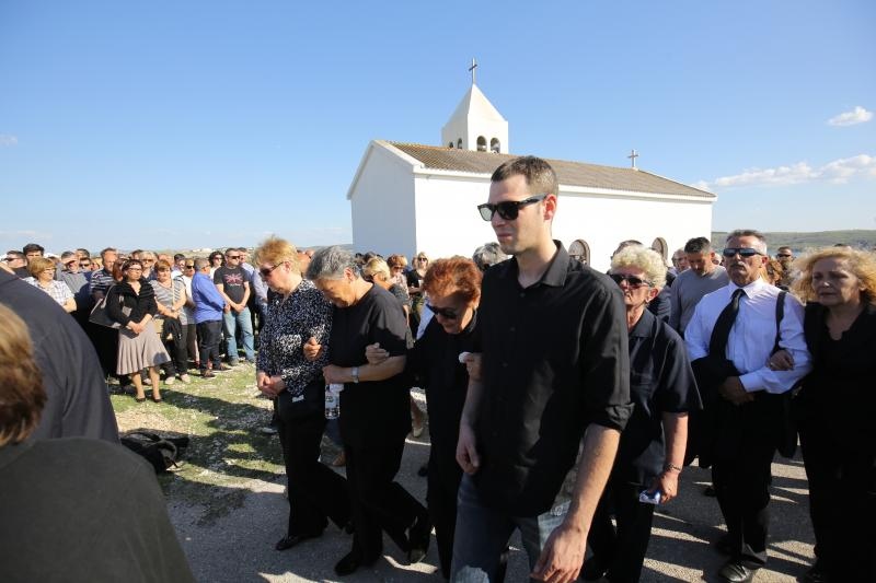 Mirko Miočić ispraćen na posljednji počinak na mjesnom groblju u Rtini Mirko Miočić ispraćen na posljednji počinak na mjesnom groblju u Rtini
