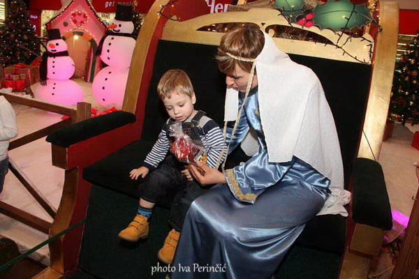 Sv. Luce razveselila mališane u Supernova centru, Foto: Iva Perinčić Sv. Luce razveselila mališane u Supernova centru, Foto: Iva Perinčić