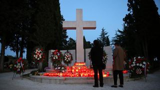Na Gradskom groblju gradjani se prisjecaju svojih najbliznjih koji vise nisu s njima, a na centralnom dijelu zapaljene su svijece za sve stradale u Domovinskom ratu. Photo: Filip Brala/PIXSELL Na Gradskom groblju gradjani se prisjecaju svojih najbliznjih koji vise nisu s njima, a na centralnom dijelu zapaljene su svijece za sve stradale u Domovinskom ratu. Photo: Filip Brala/PIXSELL