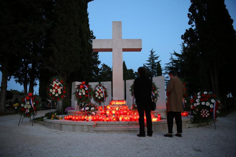 Na Gradskom groblju gradjani se prisjecaju svojih najbliznjih koji vise nisu s njima, a na centralnom dijelu zapaljene su svijece za sve stradale u Domovinskom ratu. Photo: Filip Brala/PIXSELL Na Gradskom groblju gradjani se prisjecaju svojih najbliznjih koji vise nisu s njima, a na centralnom dijelu zapaljene su svijece za sve stradale u Domovinskom ratu. Photo: Filip Brala/PIXSELL
