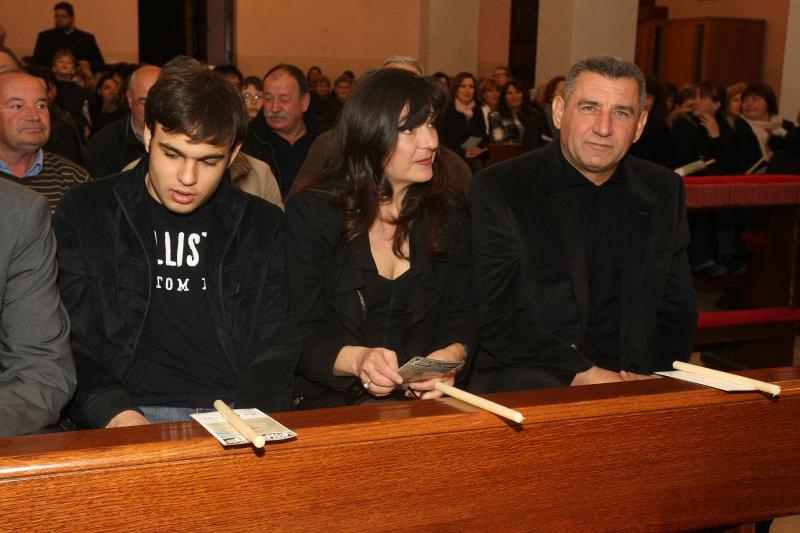 Koncertom bratovštine Presvetog oltarskog sakramenta župe Marijina Uznesenja iz Jelse na otoku Hvaru, obilježene su pjesme Velikog tjedna i procesija Za Križen, Foto: Dino Stanin/PIXSELL