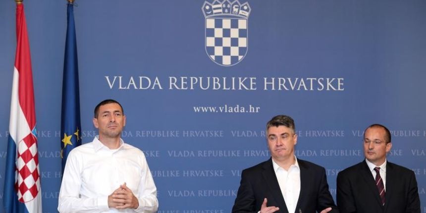 Predsjednik Vlade RH Zoran Milanovic odrzao je u Banskim dvorima izvanrednu konferenciju za medije na kojoj je govorio o stanju u zemlji i eskalaciji izbjeglicke krize. Izbjeglicama je porucio da mogu proci hrvatskom i da idu dalje. Photo: Patrik Macek/PI