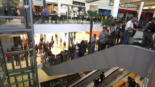 Zadar, 111110.
U zadru je  otvoren shoping centar Supernova, cije je otvaranje bilo najavljeno je za 09, pa za 14 sati, a otvoren  je malo prije 16 sati zbog tehnickog pregleda zgrade.
Na fotografiji: prvi kupcu u supernovi.
Foto: Vladimir Ivanov / CROPIX