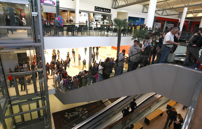 Zadar, 111110.
U zadru je  otvoren shoping centar Supernova, cije je otvaranje bilo najavljeno je za 09, pa za 14 sati, a otvoren  je malo prije 16 sati zbog tehnickog pregleda zgrade.
Na fotografiji: prvi kupcu u supernovi.
Foto: Vladimir Ivanov / CROPIX