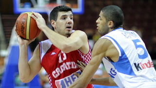Katowice, 200909.
Dvorana Sport Arena Spodek.
Europsko prvenstvo u kosarci u Poljskoj, razigravanje izmedju Francuske i Hrvatske za peto mjesto na prvenstvu.
Na slici: Mario Banic i Batum.
Foto: Drago Sopta  / CROPIX