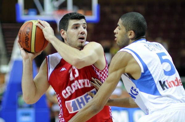 Katowice, 200909.
Dvorana Sport Arena Spodek.
Europsko prvenstvo u kosarci u Poljskoj, razigravanje izmedju Francuske i Hrvatske za peto mjesto na prvenstvu.
Na slici: Mario Banic i Batum.
Foto: Drago Sopta  / CROPIX