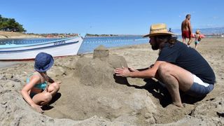 Uz vodstvo kipara mentora na plažama su djeca i odrasli gradili poznate ninske crkvice, glagoljaške natpise i druge figure