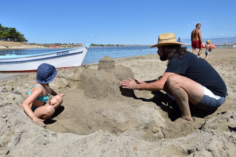 Uz vodstvo kipara mentora na plažama su djeca i odrasli gradili poznate ninske crkvice, glagoljaške natpise i druge figure