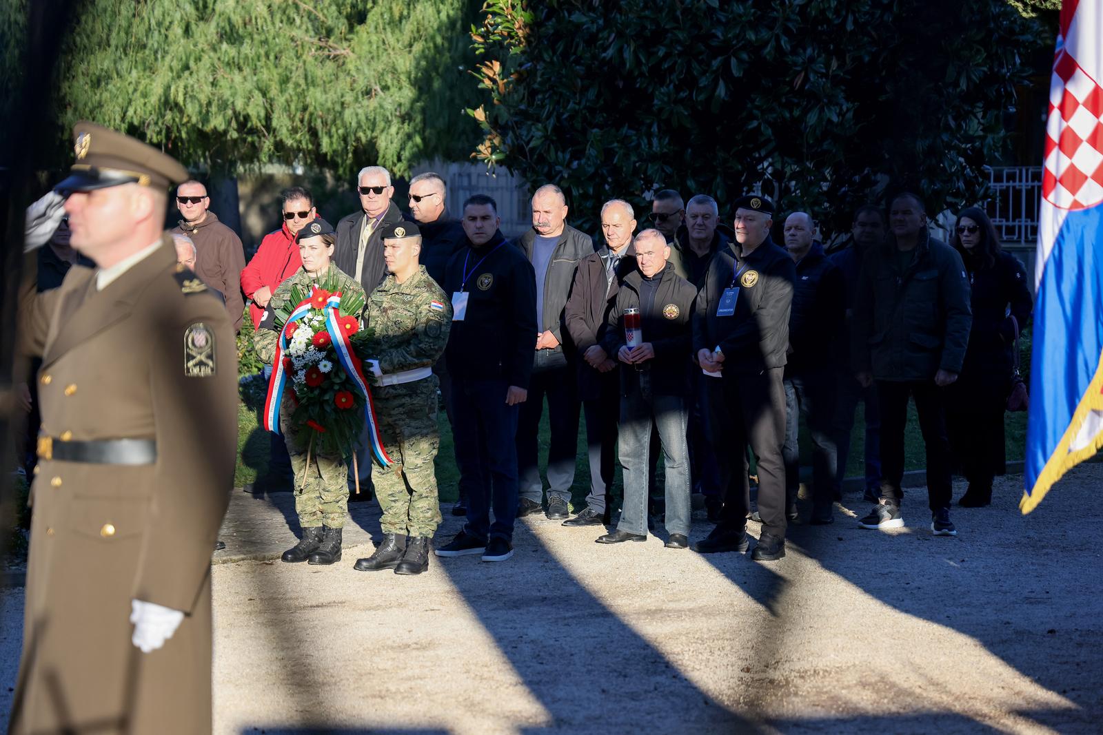 Na Gradskom groblju položeni vijenci povodom obilježavanja 33. obljetnice 72. bojne Vojne policije Na Gradskom groblju položeni vijenci povodom obilježavanja 33. obljetnice 72. bojne Vojne policije