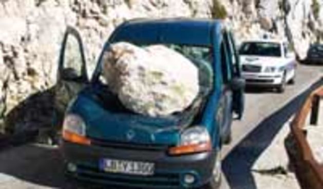 Biokovo stijena na automobilu (Foto: kronika.hr)