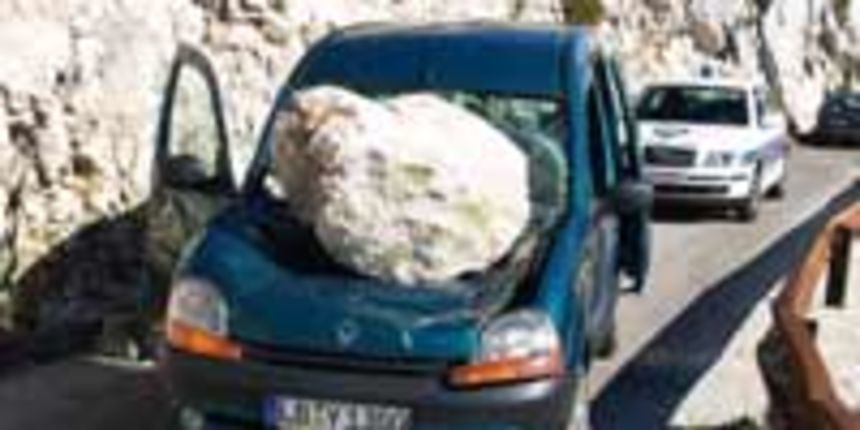 Biokovo stijena na automobilu (Foto: kronika.hr)