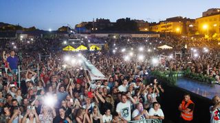 Mišo Kovač i prijatelji na Starom placu u Splitu Mišo Kovač i prijatelji na Starom placu u Splitu