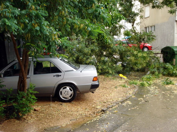 18.7.2009. Posljedice nevremena u ul. F. Tudjmana i B.J.Jelacica u Zadru 18.7.2009. Posljedice nevremena u ul. F. Tudjmana i B.J.Jelacica u Zadru