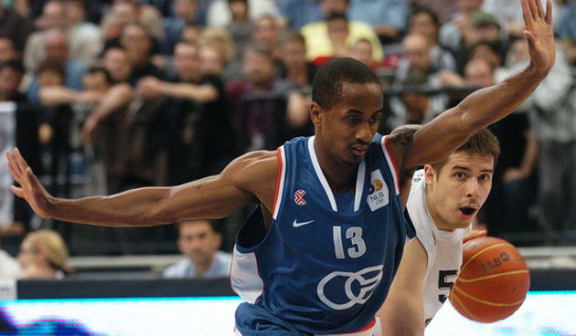 Beograd, 180409.
Kosarka finale jadranske lige Partizan – Cibona.
Na fotografiji: Calloway Earl i Milenko Tepic.
Foto: Aleksandar Dimitrijevic / Cropix