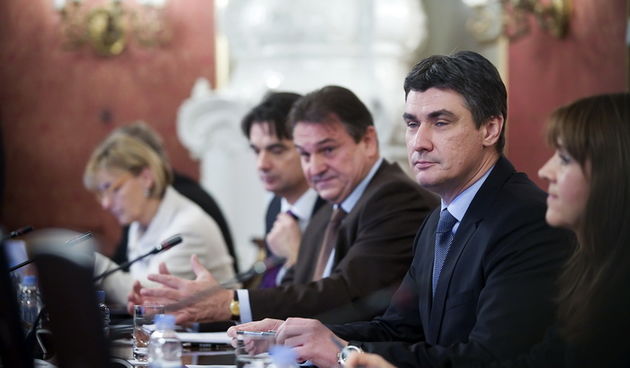 Zagreb, 291211.
Markov trg.
Banski dvori.
Prva sjednica nove Vlade Republike Hrvatske. Na otvorenom dijelu sjednice donijet ce se Uredba o nacelima za unutarnje ustrojstvo tijela drzavne uprave i Poslovnik Vlade RH. Na zatvorenom dijelu sjednice Vlada ce