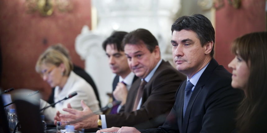 Zagreb, 291211.
Markov trg.
Banski dvori.
Prva sjednica nove Vlade Republike Hrvatske. Na otvorenom dijelu sjednice donijet ce se Uredba o nacelima za unutarnje ustrojstvo tijela drzavne uprave i Poslovnik Vlade RH. Na zatvorenom dijelu sjednice Vlada ce