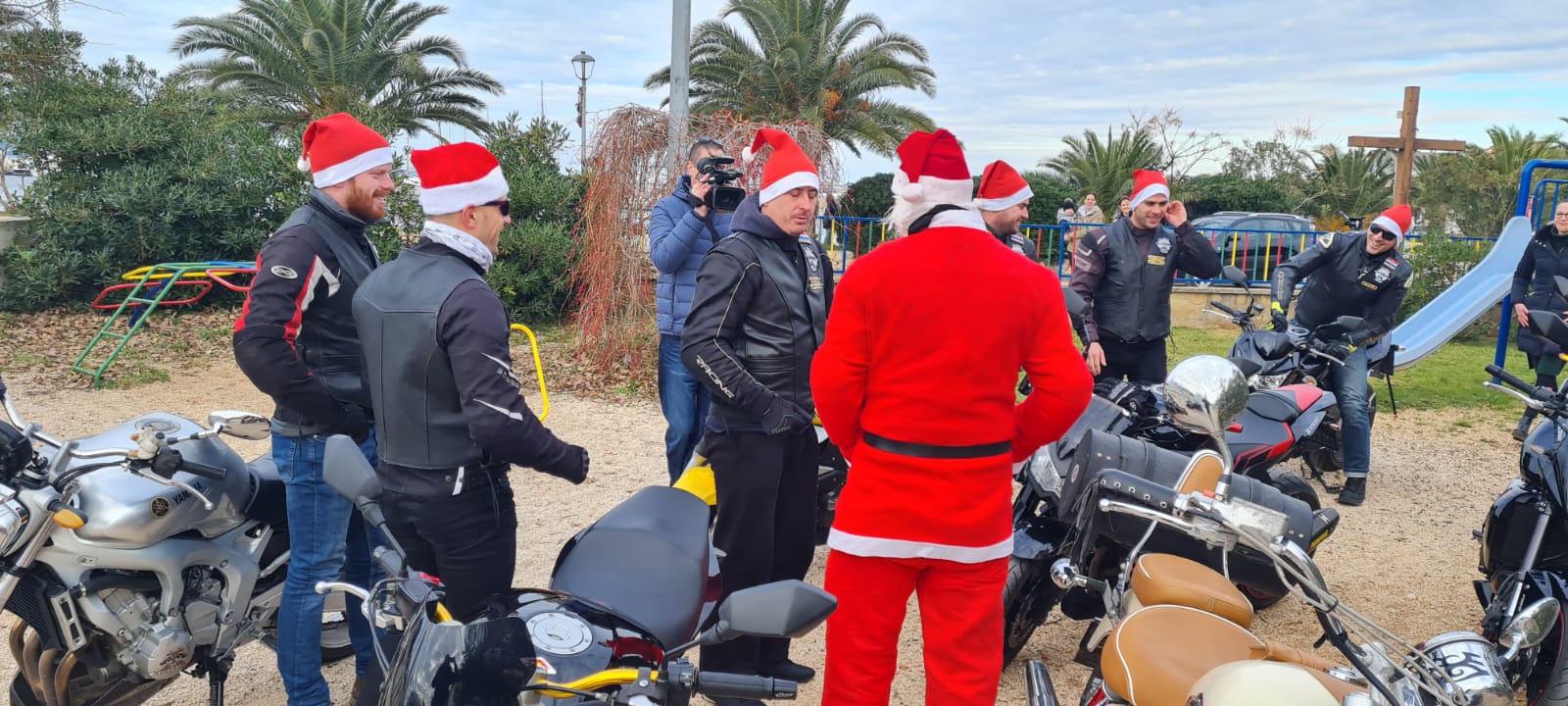 Bibinje: Moto mrazovi razveselili mališane Bibinje: Moto mrazovi razveselili mališane